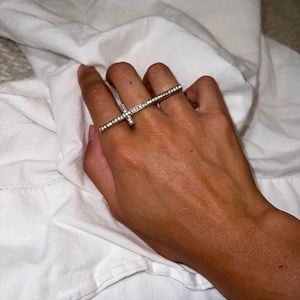 Cross ring, two-finger ring